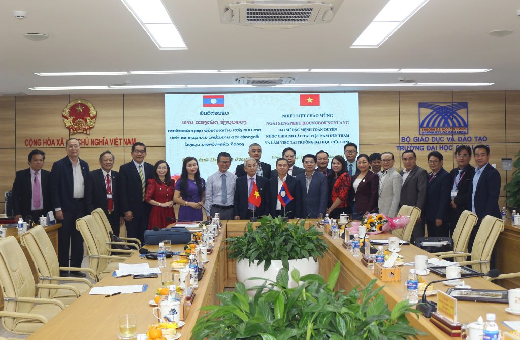 Đại sứ đặc mệnh toàn quyền nước CHDCND Lào tại Việt Nam thăm và làm việc tại Trường ĐH Cửu Long
