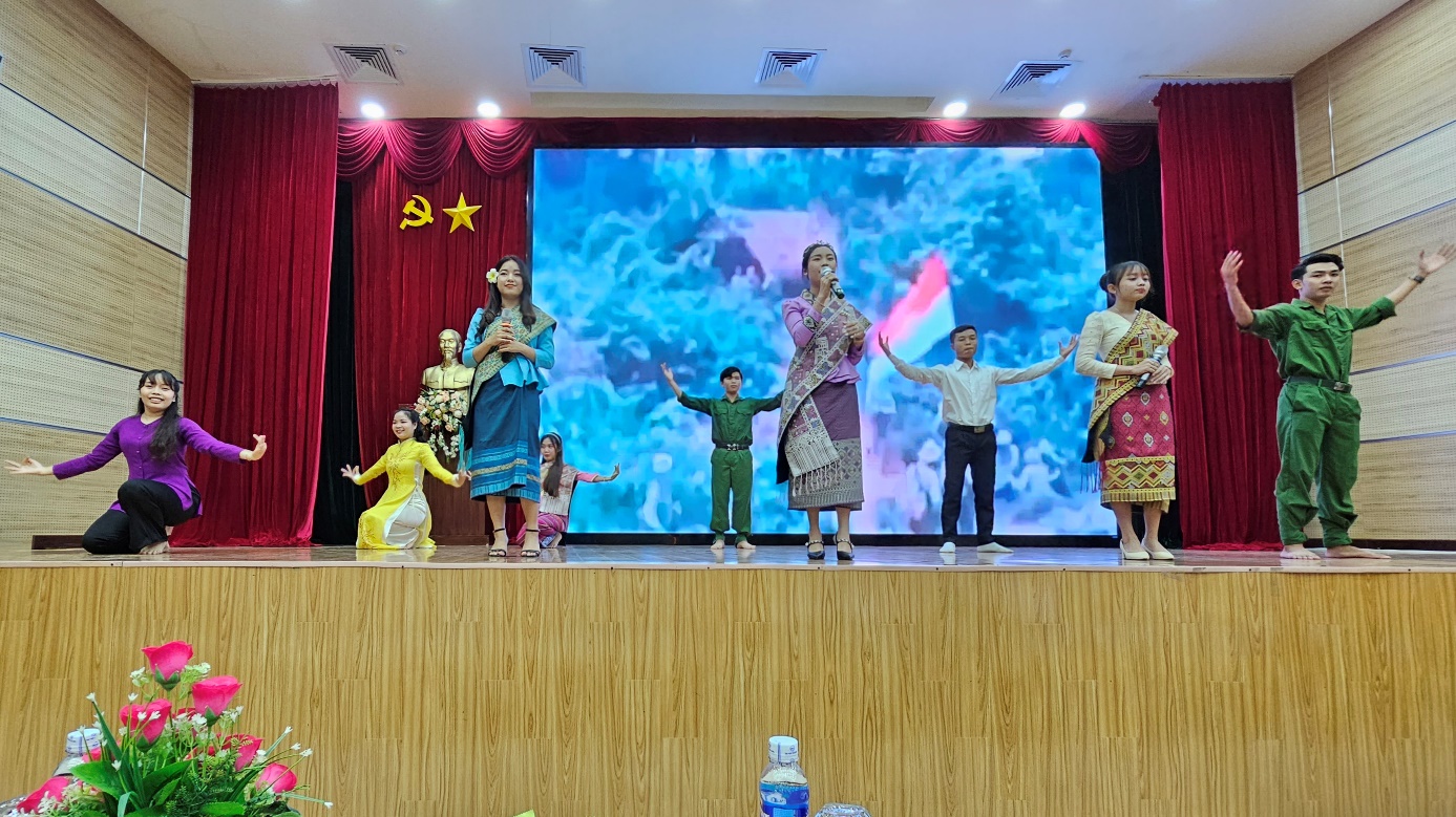 Giao lưu văn nghệ Việt Nam – Lào