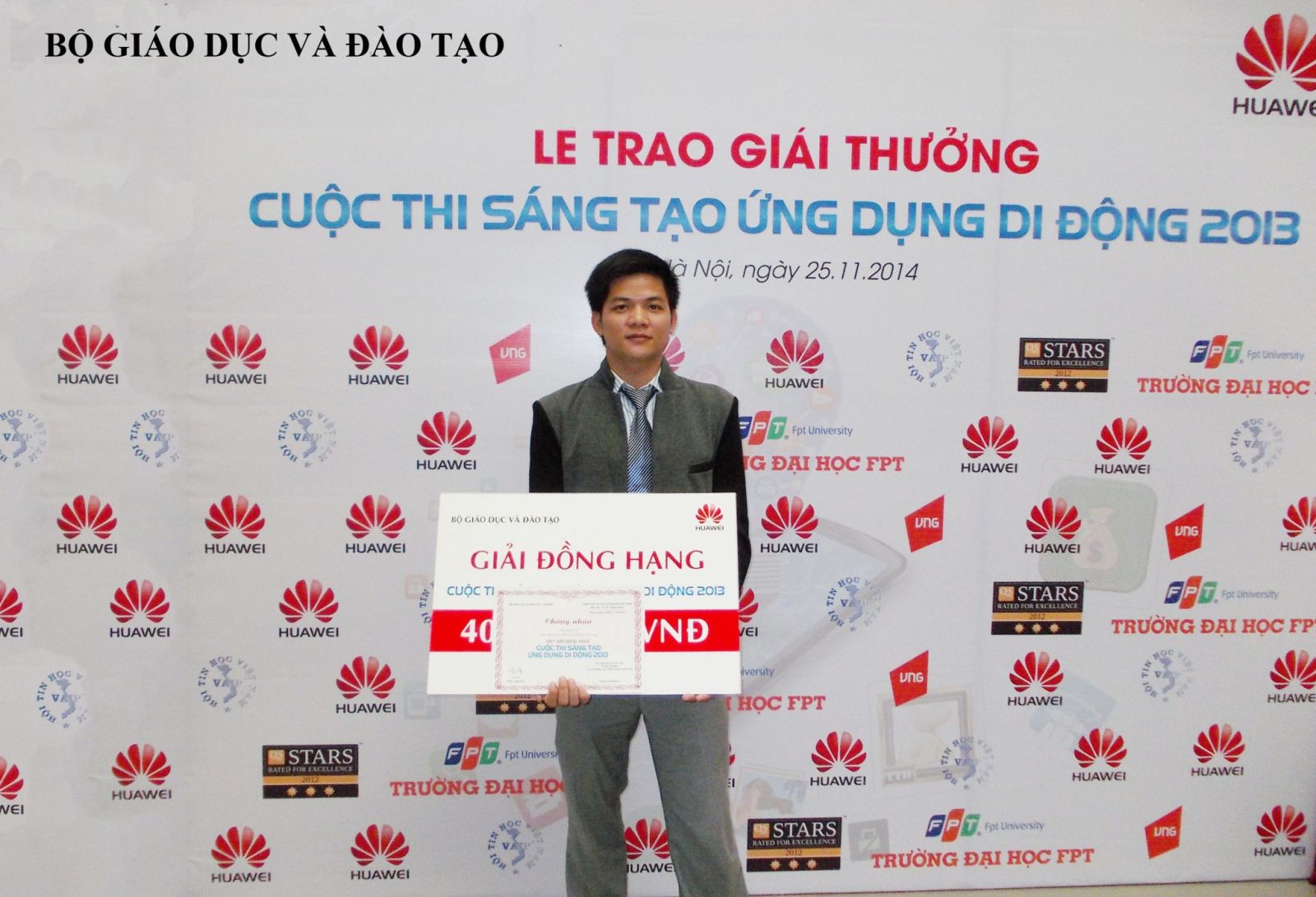 Sinh viên nhận giải thưởng cuộc thi “Sáng tạo ứng dụng di động toàn quốc”