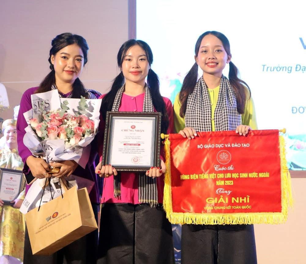 Các lưu học sinh quốc tịch Lào – Trường Đại học Cửu Long đạt giải Nhì cuộc thi hùng biện tiếng Việt cho lưu học sinh nước ngoài năm 2023