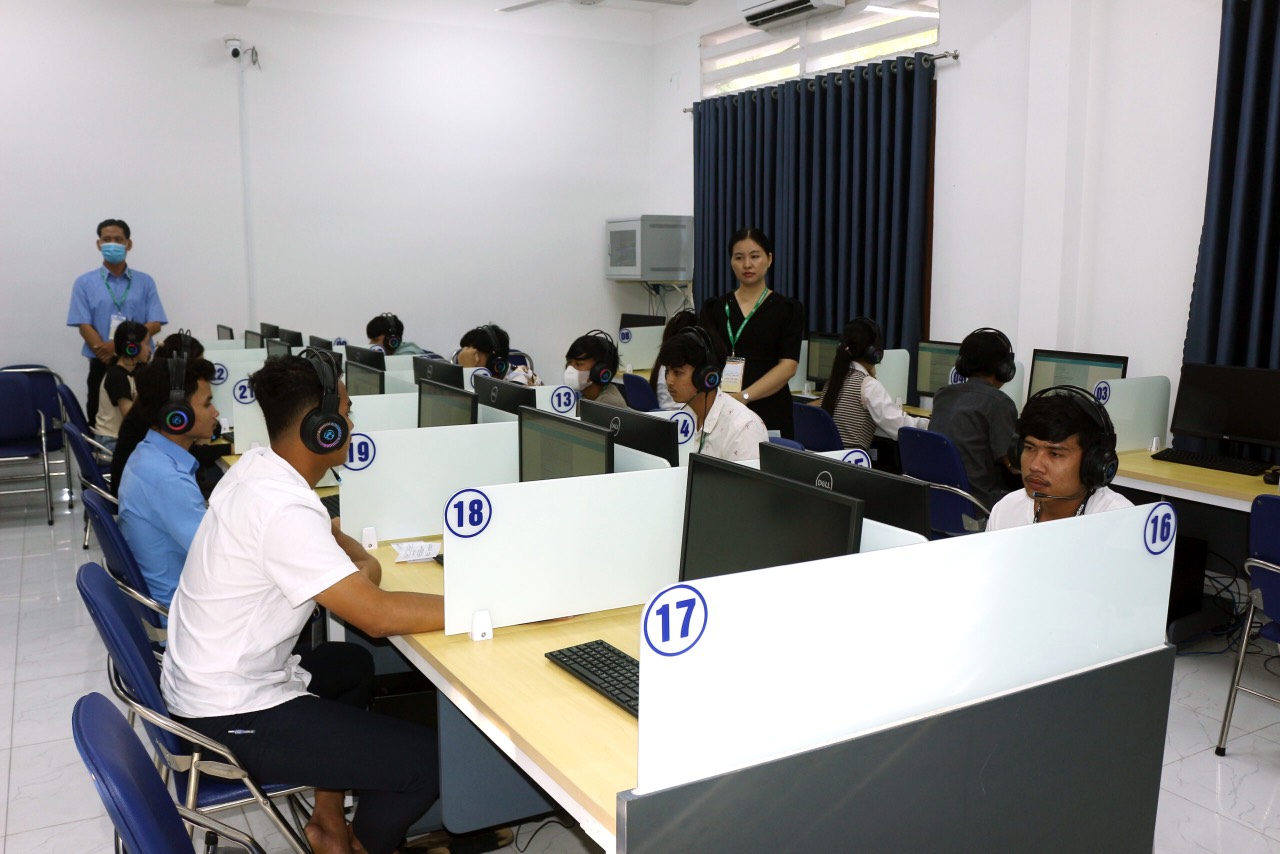 Lưu học sinh thi thực hành các kỹ năng nghe, viết, đọc trên máy tính