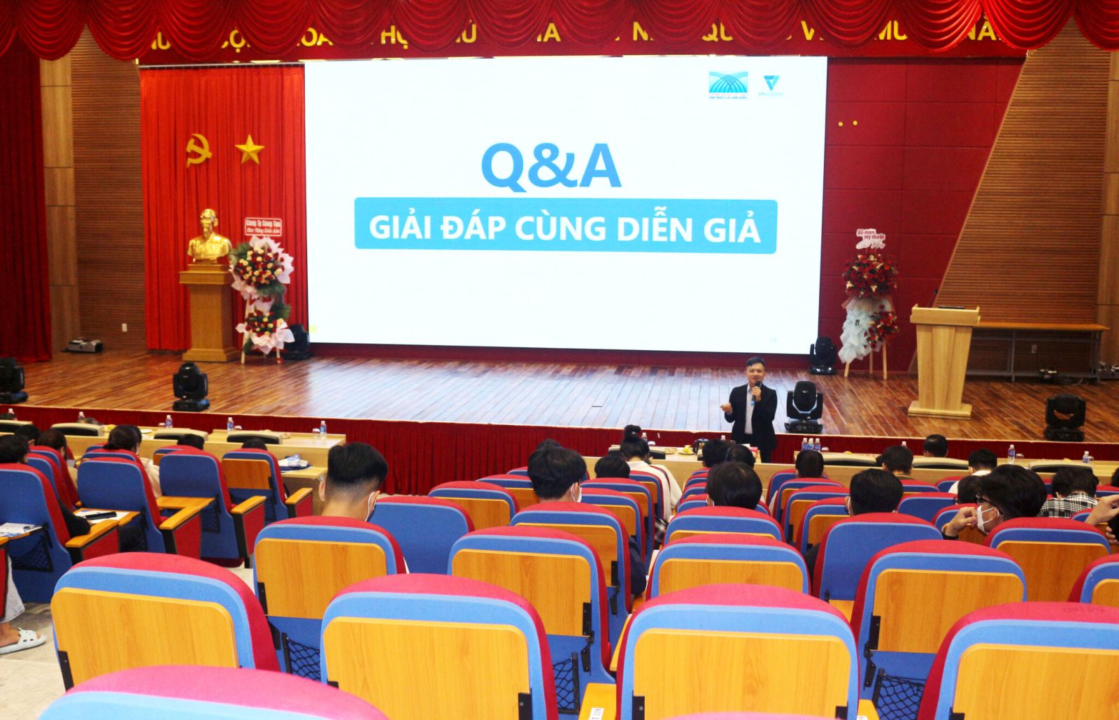 Diễn giả giải đáp thắc mắc cho sinh viên 